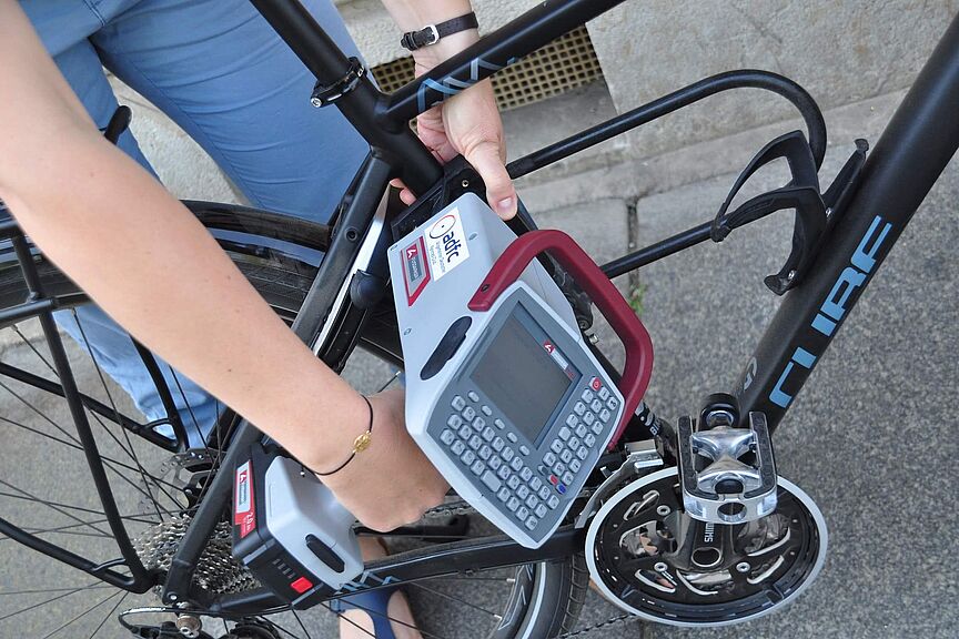 ADFC-Fahrradcodierung Ein Fahrrad wird codiert.